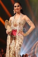 Anggunnya Maudy Koesnaedi Berkebaya di !nsert Fashion Award 2015