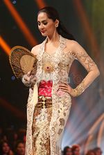 Anggunnya Maudy Koesnaedi Berkebaya di !nsert Fashion Award 2015