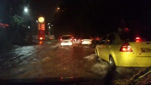 Banjir Kepung Jalanan Jakarta, Katulampa Masih Aman