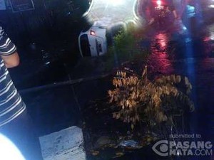 Jalan Tergenang Banjir, Mobil Nyemplung ke Kali di Jagakarsa