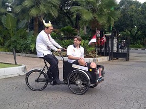 Cerianya Ahok Saat Boncengi Dubes Denmark Naik Sepeda Gerobak di Balai Kota