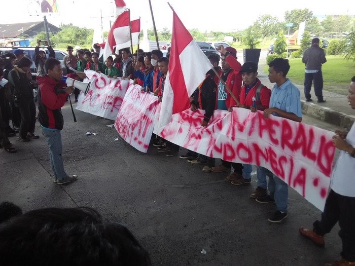 Polisi Bubarkan Demo Tolak Kedatangan Dubes AS di Makassar
