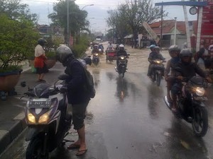 Luapan Sungai Kanal Banjir Timur Semarang Rendam Jalur Pantura