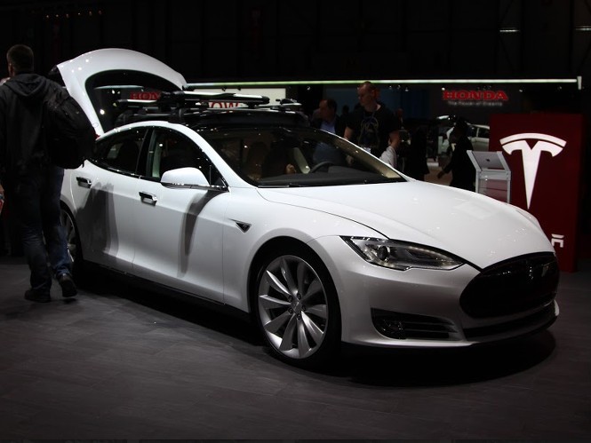 Tesla: Di Masa Depan, Mobil yang Disetir Manusia Dilarang Beredar