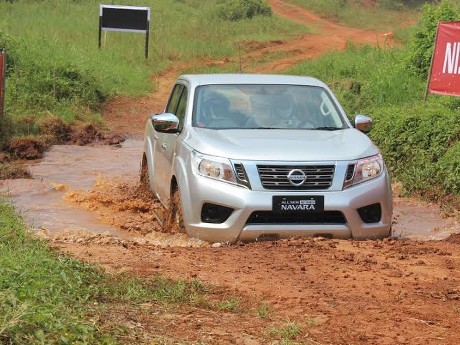 Berenang di Lumpur dengan Nissan Navara