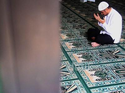 Abraham Samad Salat Jumat Bersama Anak
