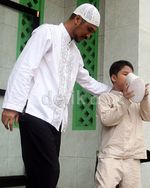 Abraham Samad Salat Jumat Bersama Anak
