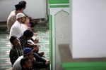Abraham Samad Salat Jumat Bersama Anak