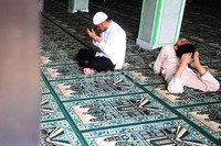 Samad serius berdoa.