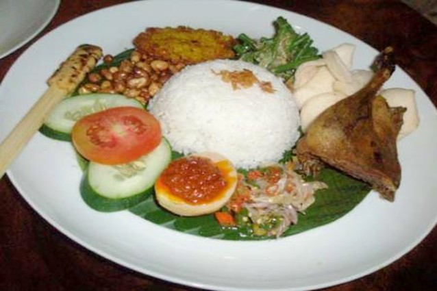Nasi Campur Bali yang Komplit Sedap dengan Beragam Lauk Pauk