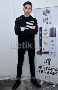 Stefan terlihat ganteng bergaya serba hitam saat hadir di jumpa pers film 'Lagu untuk Tuhan'. Pool/Noel/detikFoto.
