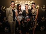 Berbaju Belahan Dada Rendah, Ayu Dewi Tak Kalah Seksi dari Manohara