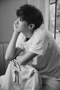 Di foto selanjutnya, Chanyeol tampak santai termenung. (SMTOWN)