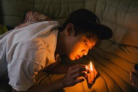 Ia bermain dengan korek api. (SMTOWN)