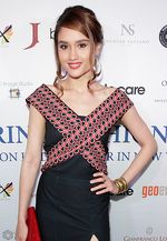 Bergaun Batik, Cinta Laura Pamer Keindahan Kaki di New York