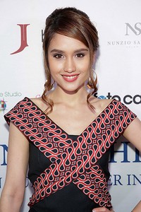 Cinta cantik memoleskan bibirnya dengan lipstik pink.. JP Yim/Getty Images/detikFoto.