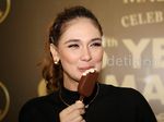 Hmm... Sensualnya Luna Maya Makan Es Krim Cokelat