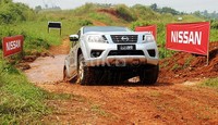 Nissan Navara melewati rintangan yang digenangi air. Ketika seluruh mobil masuk dalam kubangan, setengah ban tertutup oleh air. Meski tergenang air, seluruh mekanikal tetap berfungsi dan tidak terjadi slip.