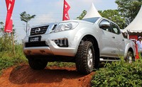 Dalam test drive ini Nissan Navara berhasil melewati berbagai rintangan, mulai dari turunan curam hingga tanjakan dengan ketinggian kurang lebih 75 derajat.