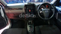Tampilan berbeda terlihat pada bagian interior, dengan mengusung warna ornamen hitam pada jok mobil dan dashboard memberikan kesan elegant dan sporty.
