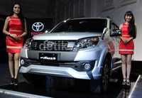 Desain luarnya, New Rush ini tetap tampil gagah sebagai mobil SUV. Kini Rush terbaru hadir lebih sporty dengan perubahan pada headlamp, desain bumper, bentuk kap mesin, grille dan lampu kabut. Fender mirror yang bentuknya lebih aerodinamis membuat tampilannya lebih sportif.