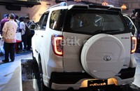 Bagian belakang, desain tail tamp dengan mika putih yang menggunakan LED memberikan kesan modern. Juga terdapat roof spoiler baru, lekuk bumper belakang lebih sporty dan cover ban cadangan lebih minimalis.