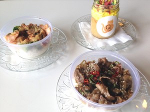 The Cat Cabin: Menyantap Gyutan Don dan Tokyo Banana in a Jar Sambil Main Bersama Kucing Lucu