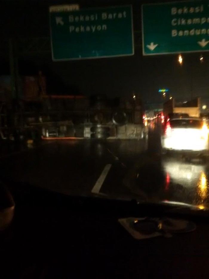 Ada Truk Beras Terguling, Tol Jakarta Arah Cikampek Macet 7 Km