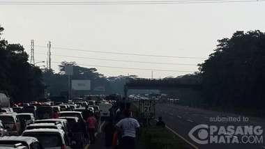 Warga yang Demo Tutup Tol Jagorawi Bawa Spanduk dan Bambu Panjang