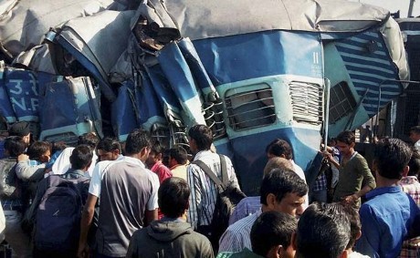 30 Orang Tewas Akibat Kereta Anjlok di India