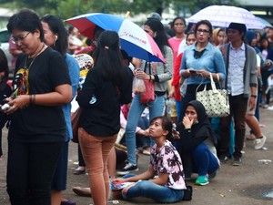 Mendung, Istora Senayan Semakin Dipadati Penonton untuk Tukar Tiket Konser