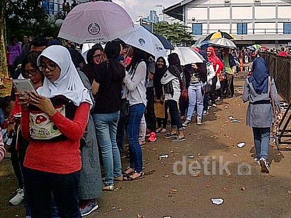 Directioners Jakarta Padati Istora Senayan