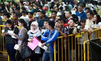 Dari anak-anak, remaja, sampai orangtua turut mengantre untuk dapat menukar tiket yang telah dibeli sebelumnya.