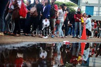 Antrean penukaran tiket mengular panjang.