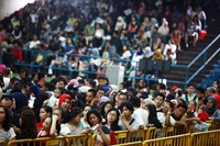 Terkadang, para Directioners asyik mengobrol sembari menunggu untuk bisa mendapatkan tiket yang diinginkannya.