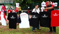 Pedagang ambil kesempatan jual pernak pernik kaos One Direction.