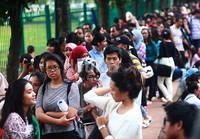     Antrean mengular hingga keluar Hall A Basket Gelora Bung Karno.