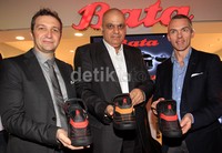 CEO Bata Shooe Organization Jack Clemons (kanan) didampingi Direktur Imran Malik dan Pierluigi Pantecorvo memperlihatkan model MotorSandal. Pool/Lamhot Aritonang/detikFoto.