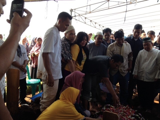 Pemakaman Korban Begal di Ciracas Diwarnai Derai Tangis