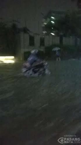 Perempatan Kuningan Tergenang, Lalin Tersendat