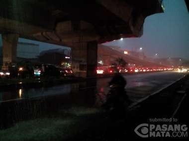 Hujan Deras Guyur Bogor, Jalan Soleh Iskandar Arah Taman Yasmin Macet