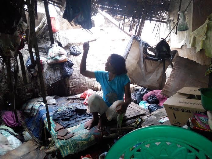 Eni Janda Sebatang Kara di Pinggir Kali Bekasi Harapkan Bantuan