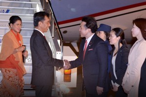 Disambut Udara Dingin, Jokowi dan Ibu Iriana Tiba di Tokyo