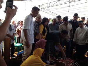 Pemakaman Korban Begal di Ciracas Diwarnai Derai Tangis