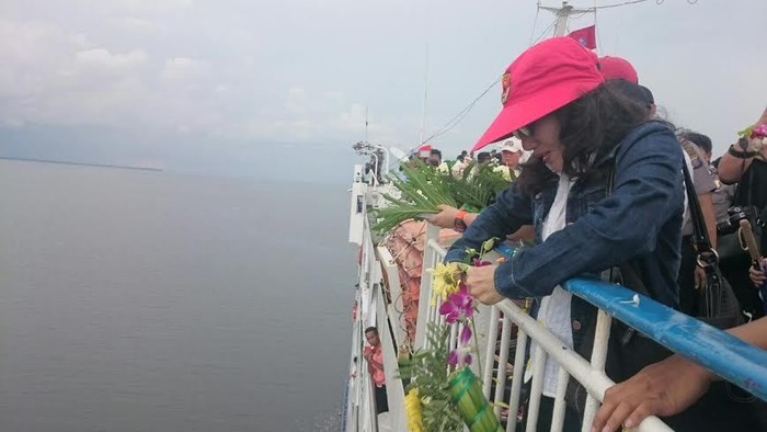 AirAsia dan Keluarga Korban QZ8501 Tabur Bunga di Teluk Kumai