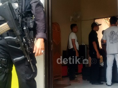Densus Geledah Rumah Amin Mude Fasilitator ISIS