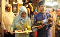     Dude Harlino menimang Muhammad Dirgantara Arleindra Harlino. Pool/Noel/detikFoto.     