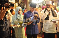  Alyssa mendampingi Dude menjalani prosesi Aqiqah. Pool/Noel/detikFoto.