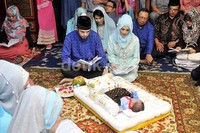 Dude dan Alyssa mendoakan putranya di tengah-tengah prosesi Aqiqah. Pool/Noel/detikFoto.