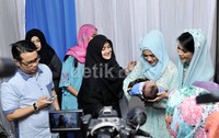 Sahabat artis seperti Umi PIpik turut hadir di acara Aqiqah putra Alyssa dan Dude. Pool/Noel/detikFoto.